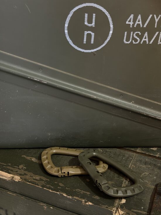 Пластиковий карабін